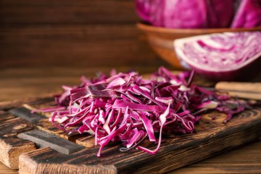 Gemide, closeup kesilmiş kırmızı lahana