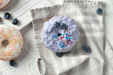 Işık tablosu üzerinde yaban mersini ile lezzetli çörekler