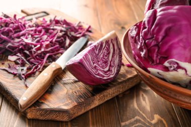 Kırmızı lahana ahşap tahta kesmek