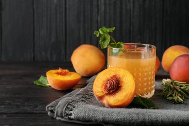 Cam masaya şeftali suyu