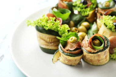 Lezzetli kabak prosciutto ile tabağında, portre rulo.