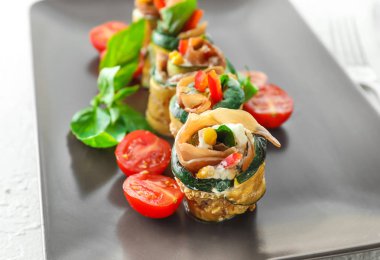 Lezzetli kabak jambon ve sebze ile tabağında, portre rulo