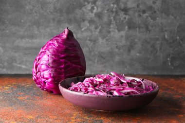 Renk tablosu üzerinde kesme kırmızı lahana ile kase