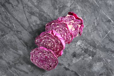 Kırmızı lahana gri masanın üzerine dilimlenmiş