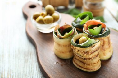 Lezzetli kabak prosciutto ile ahşap tahta üzerinde rulo.