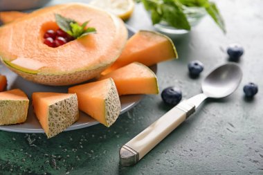 Masa lambası, closeup lezzetli kavun dilimleri ile plaka