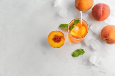 Şeftali kokteyl cam masa lambası üzerinde