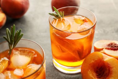 Şeftali karanlık masada bardaklarda kokteyl