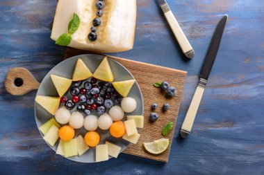 Lezzetli kavun topları ve ahşap masa üzerinde meyveleri kompozisyonu