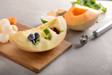 Lezzetli kavun Karpuzu gri tablo ile