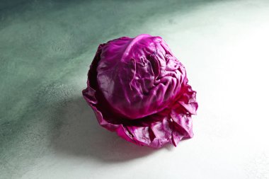 Işık arka plan üzerinde taze kırmızı lahana