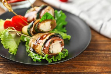 Ahşap masa, closeup lezzetli kabak ile plaka rulo