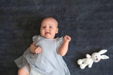 Yatakta, üstten görünüm yatarken tavşan oyuncak ile şirin bebek