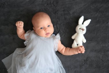 Yatakta, üstten görünüm yatarken tavşan oyuncak ile şirin bebek
