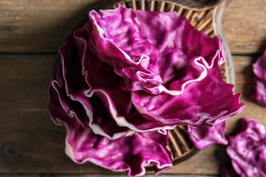 Ahşap tahta üzerinde taze kırmızı lahana yaprağı