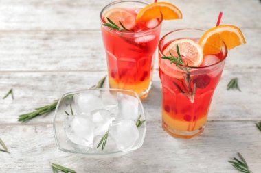 Taze yaz kokteyl gözlük ile ışık ahşap masa buza