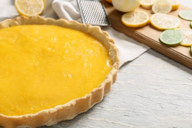 Ahşap masa lambası, closeup üzerinde lezzetli limon pasta