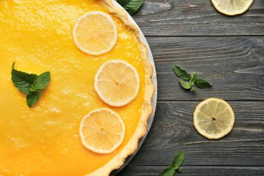 Lezzetli limon pasta üzerinde ahşap masa, closeup ile kurulu