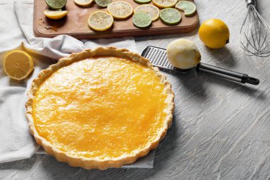 Lezzetli limon pasta üzerinde ışık ahşap masa