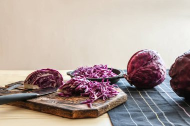 Ahşap masa üzerinde taze kırmızı lahana