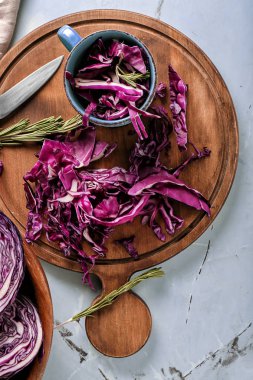 Tahta masa lambası üzerinde kesme kırmızı lahana ile