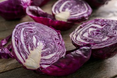 Kırmızı lahana ahşap masa, closeup dilimlenmiş