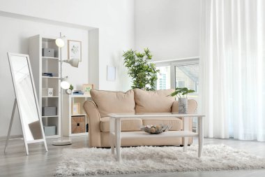 Modern oda iç büyük ayna, Masa ve şık kanepe