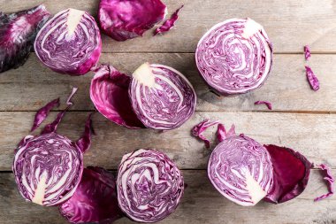 Kırmızı lahana ahşap masanın üzerine dilimlenmiş