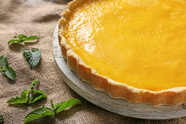 Lezzetli limon pasta üzerinde peçete, closeup ile kurulu