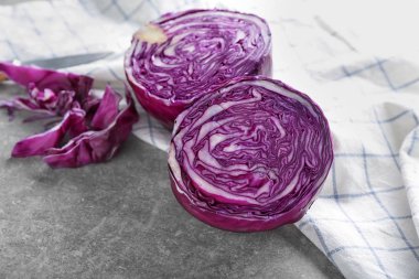 Gri masada Olgun kırmızı lahana