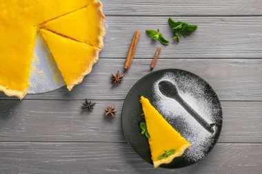 Ahşap masa üzerinde lezzetli limon pasta ile kompozisyon