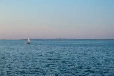 Yaz gününde gemiyle güzel deniz manzarası
