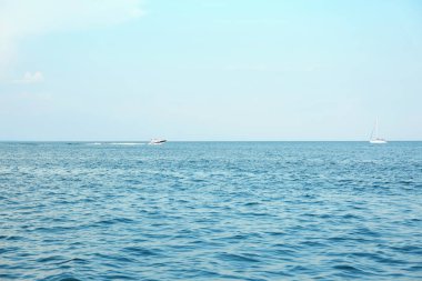 Yaz gününde gemiler ile güzel deniz manzarası