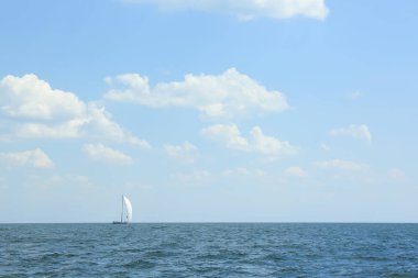 Yaz gününde gemiyle güzel deniz manzarası