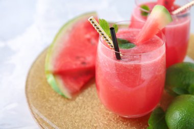 Taze karpuz yüzlü tablo ile cam