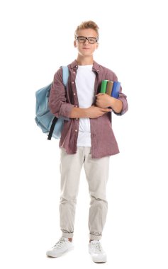 Sırt çantası ve beyaz zemin üzerine kitaplar genç çocuk