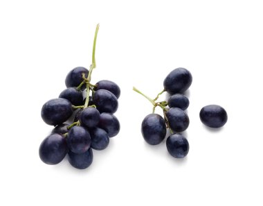 Beyaz arka planda taze üzümler