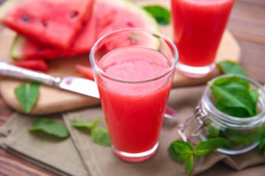 Taze karpuz yüzlü tablo ile cam