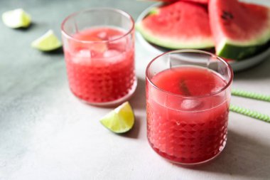 Gözlük ile masa lambası üzerinde taze karpuz güler yüzlü