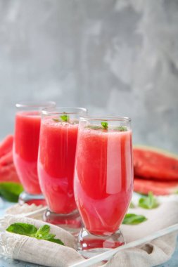 Gözlüklerle taze karpuz yüzlü masada