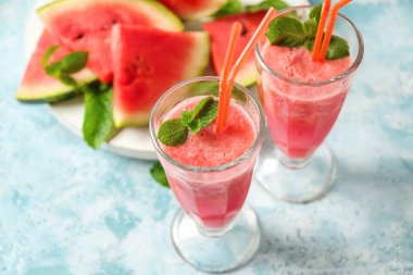 Gözlük ile masa lambası üzerinde taze karpuz güler yüzlü