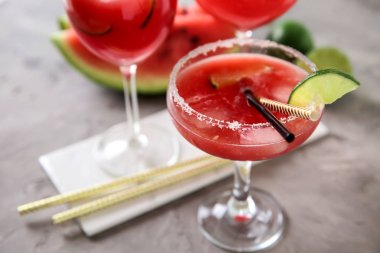 Taze karpuz yüzlü gri tablo ile cam