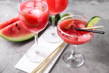 Gözlüklerle taze karpuz yüzlü gri masada