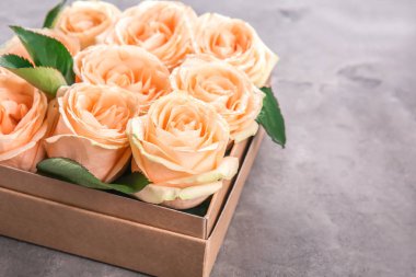 Hediye kutusu gri masaya güzel çiçek ile