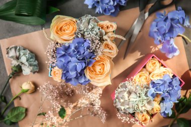 Hediye kutuları ile masaya güzel çiçek