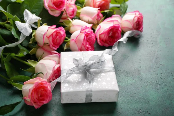 Vackra Rosor Och Presentförpackning Gröna Bordet — Stockfoto