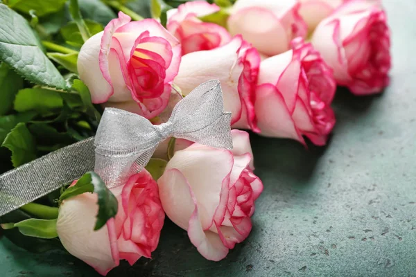 Beautiful Roses Green Table Closeup — Stock Photo, Image