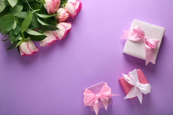 美しいバラとカラー テーブル上のギフト ボックス — ストック写真
