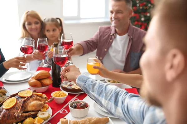 Gelukkige Familie Rammelende Bril Tijdens Kerstdiner Thuis — Stockfoto