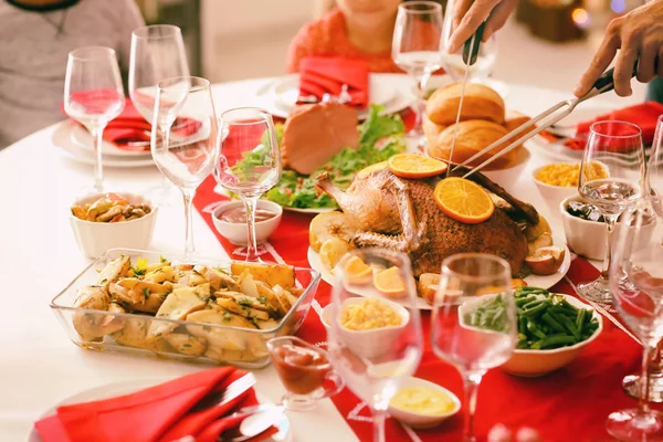 Hombre Cortando Sabroso Pato Asado Con Naranjas Durante Cena Navidad — Foto de Stock